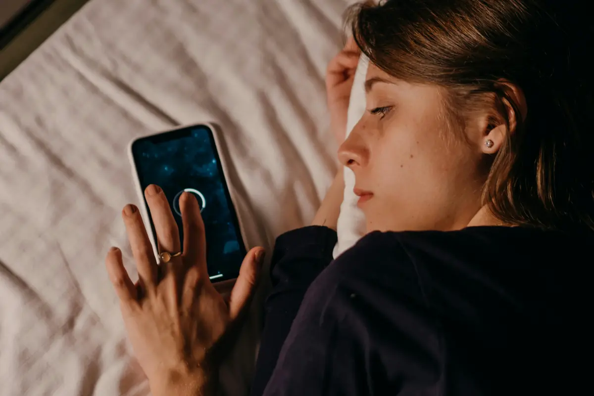 ¿Tu móvil te roba el sueño? El impacto de la tecnología en tu descanso